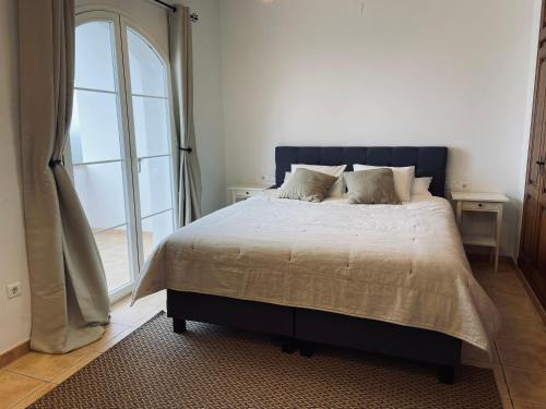 Postelja oz. postelje v sobi nastanitve Spacious Villa with Exceptional Views in Malaga