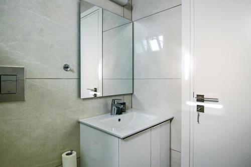 Phòng tắm tại Phaedrus Living - Seaside Executive Flat Harbour 201
