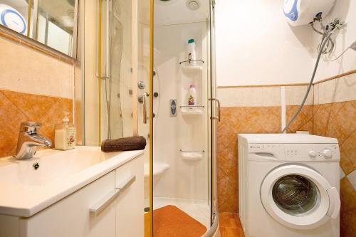 a bathroom with a shower and a washing machine at Casa Nicole in Costa de Antigua