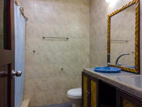 Phòng tắm tại Hotel Sol y Playa Montañita