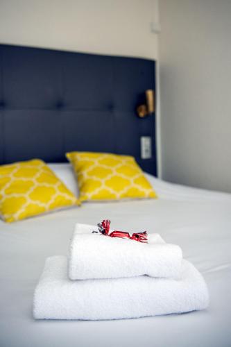 Ένα ή περισσότερα κρεβάτια σε δωμάτιο στο Hôtel Le Cyrano Bergerac