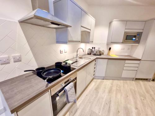 Una cocina o zona de cocina en Elevate at Fleet Heights Apartment Seven