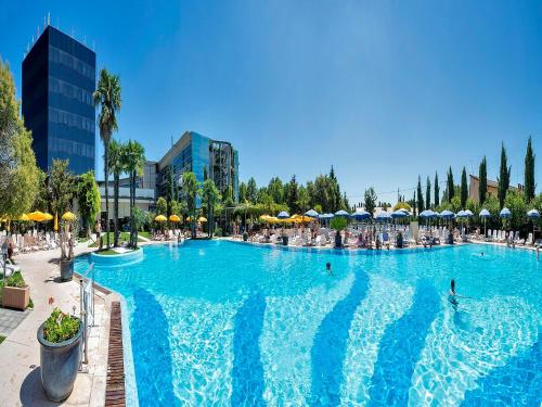 Hotel Antares Sport Beauty & Wellness tesisinde veya buraya yakın yüzme havuzu