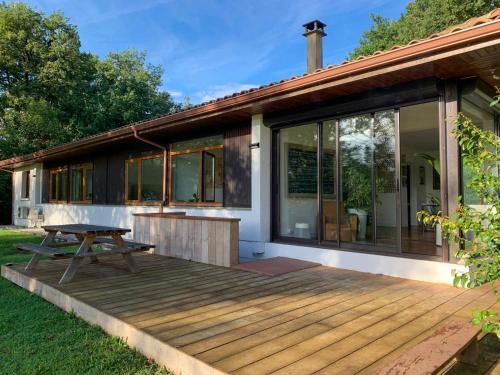 una casa con una mesa de picnic en una terraza en Green Oak Windows & Wood, en Albi