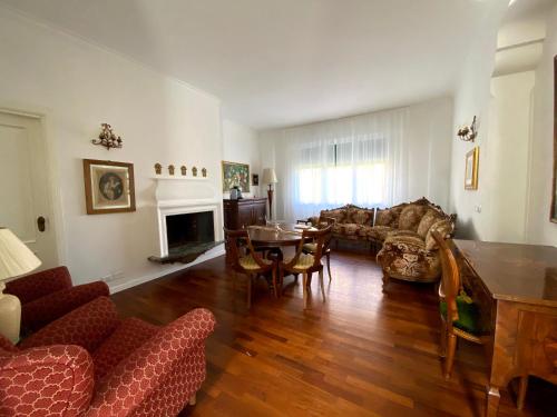 een woonkamer met een bank en een tafel bij Villa Alda Suites & Rooms in Cervia