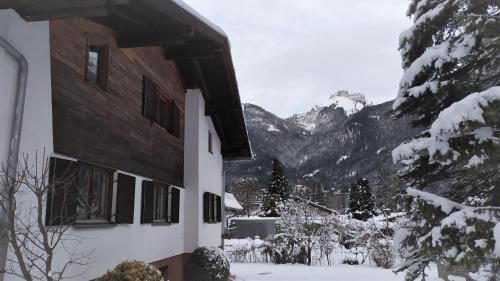 ein Gebäude im Schnee mit Bergen im Hintergrund in der Unterkunft Haus Simona in Maurach
