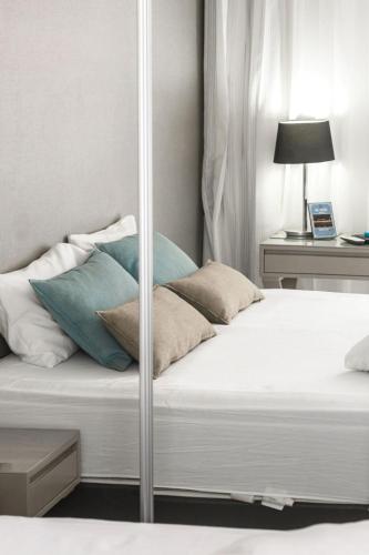 Una cama o camas en una habitación de Kikar Boutique Hotel