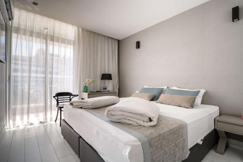 Una cama o camas en una habitación de Kikar Boutique Hotel