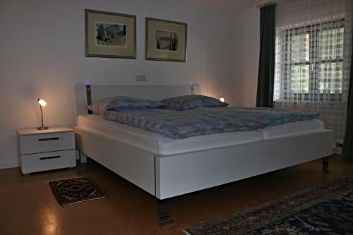 a bedroom with a bed with two lamps on it at Ferienwohnung Fischerhütte Xanten in Xanten