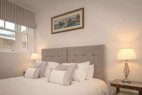 Gallery image of Ravelston Grange - stylish, spacious garden flat in Old Town