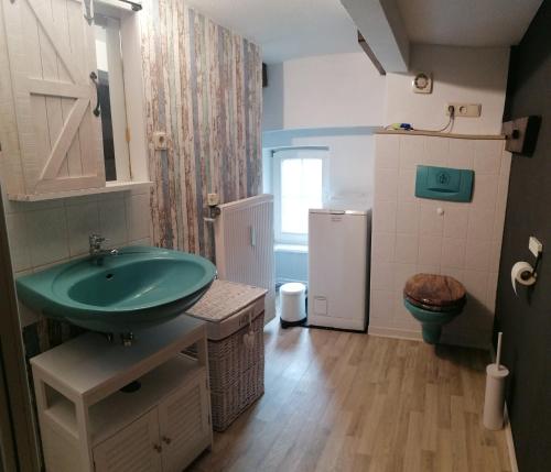 Ένα μπάνιο στο Charmantes Apartment im Dachgeschoss