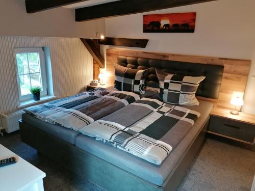 um quarto com uma cama grande e uma cabeceira em madeira em Charmantes Apartment im Dachgeschoss em Greifswald