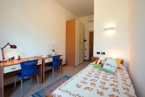 1 dormitorio con cama, escritorio y mesa en Casa Battisti, en Padua