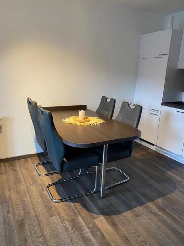 a table and chairs with a cat sitting on top of it at Ferienwohnung am Tor zum Thüringer Wald in Plaue