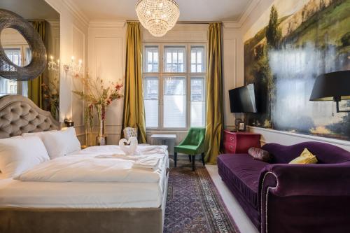 ブダペストにあるBpR Violet Noir Apartment with A/Cのベッドとソファ付きのホテルルーム