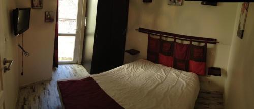 Ένα ή περισσότερα κρεβάτια σε δωμάτιο στο Osez la Creuse - Au bord du lac de Vassivière - 27