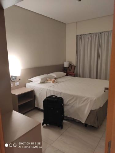 een hotelkamer met een bed met een hond erop bij Salinas Park Resort Ap 506 para até 5 pessoas in Salinópolis