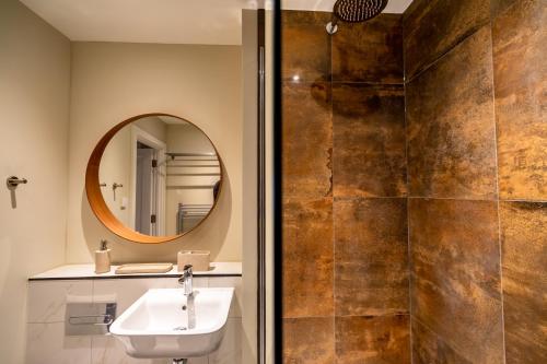uma casa de banho com um lavatório e um espelho em Bootham Row 1 em York
