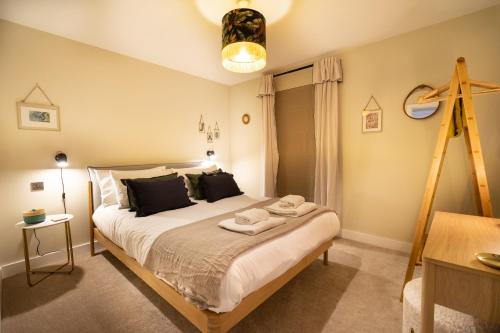 um quarto com uma cama com toalhas em Bootham Row 1 em York