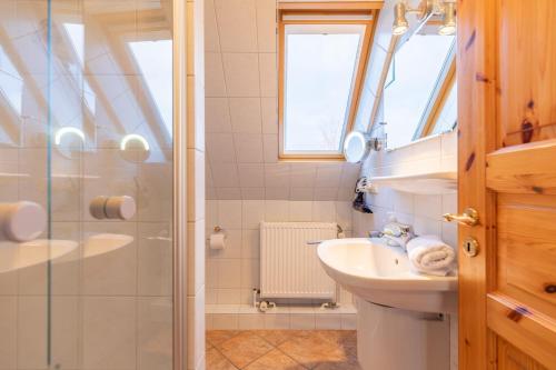 Maashof Schimmelreiter في هوسوم: حمام مع حوض ودش