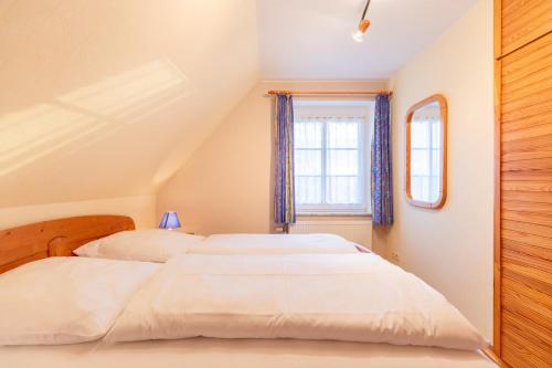 Maashof Schimmelreiter في هوسوم: كان هناك سريرين في غرفة نوم علوية مع نافذة