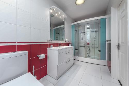 Bathroom sa Flourish Apartments - Marlands - Ilford