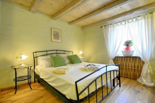 1 dormitorio con cama y ventana en Holiday Home Casa Buscina, en Materada