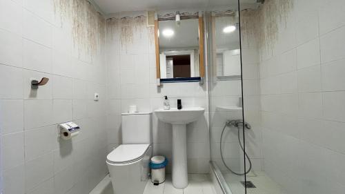a bathroom with a toilet and a sink and a shower at estudio con vista al mar 19 in Benalmádena