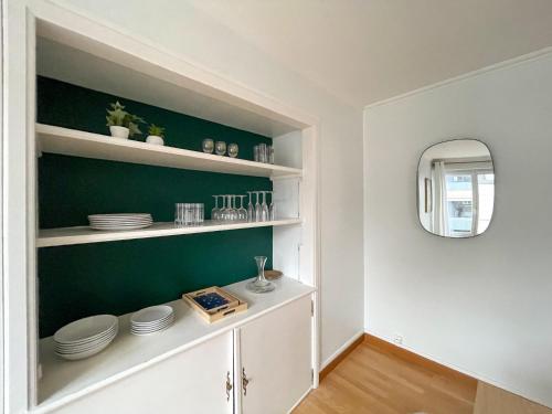 une cuisine avec des étagères blanches et un miroir dans l'établissement Cinéma & Disney avec Balcon & Parking en Hyper Centre, à Amiens