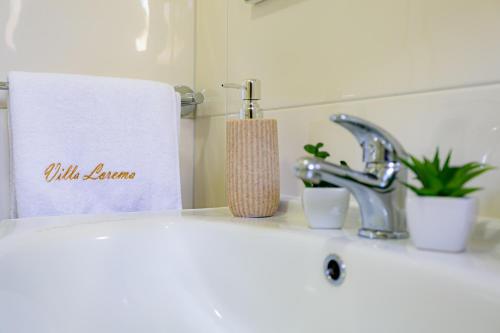 Koupelna v ubytování Villa Lorema-pet friendly on 5000 sqm garden,pool, jacuzzi, billiard&PS5