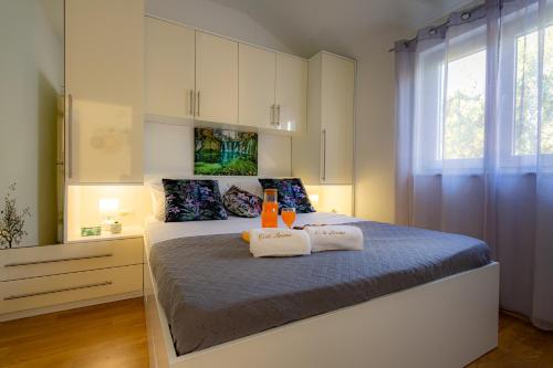 Postel nebo postele na pokoji v ubytování Villa Lorema-pet friendly on 5000 sqm garden,pool, jacuzzi, billiard&PS5