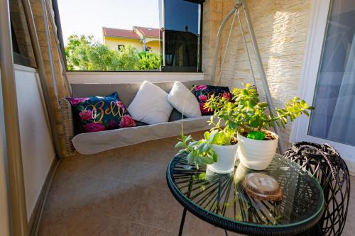 Balkón nebo terasa v ubytování Villa Lorema-pet friendly on 5000 sqm garden,pool, jacuzzi, billiard&PS5