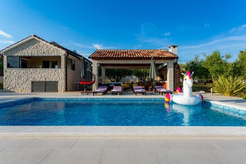 Villa Lorema-pet friendly on 5000 sqm garden,pool, jacuzzi, billiard&PS5