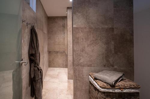 ein Bad mit einer Dusche mit einer Bank in der Unterkunft Antik-Hof Bissee in Bissee