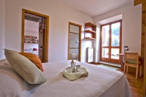 Un dormitorio con una cama blanca con una vela. en Regina Margherita en Roma
