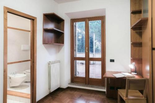 La salle de bains est pourvue de toilettes, d'un bureau et d'une fenêtre. dans l'établissement Regina Margherita, à Rome