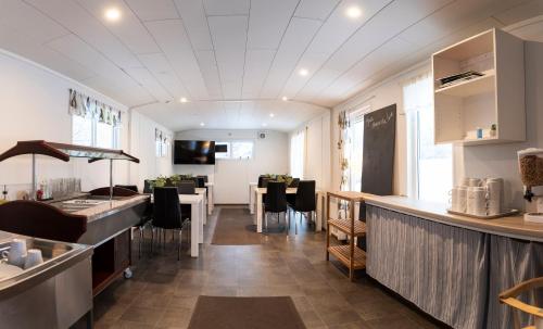 a kitchen and dining room with a table and chairs at Motelli Kontio in Kontiolahti