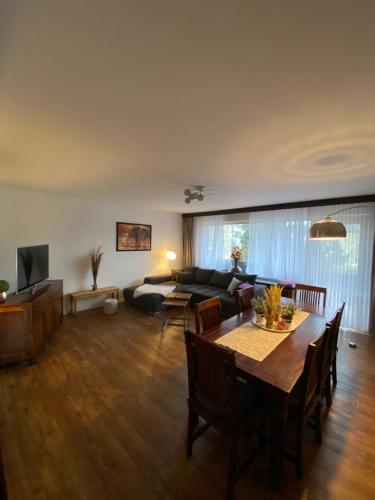 ein Wohnzimmer mit einem Tisch und einem Sofa in der Unterkunft Ferienhaus Löhr mit Treppenlift in Koblenz