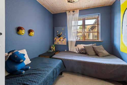 1 Schlafzimmer mit 2 Betten und einem Fenster in der Unterkunft Rosengren Residence, Fireplace & barbecue in Billund