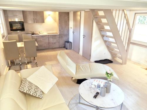 ein Wohnzimmer mit einem Sofa und einem Tisch in der Unterkunft Haus Findling in Zingst