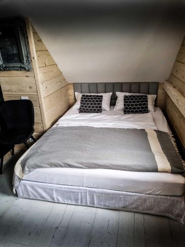 a bedroom with a large bed in a room at Koniakowo - dom Forest in Koniaków