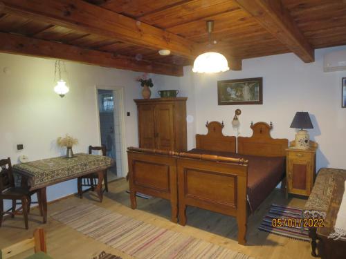 1 dormitorio con 1 cama y 1 mesa en una habitación en Molnárporta, en Szentgyörgyvölgy