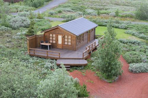 an overhead view of a wooden cabin with a deck at Cozy cottage near Þingvallavatn in Veiðilundur