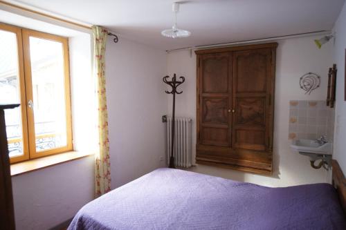 una camera con letto, armadio e finestra di Room for two in a house of the XVII century - N3 Chez Jean Pierre a Villar-dʼArène