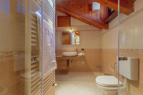 a bathroom with a toilet and a sink at CHALET PONTAL 5 - Relax e vista sulle montagne - COUR 0145 in Entrèves