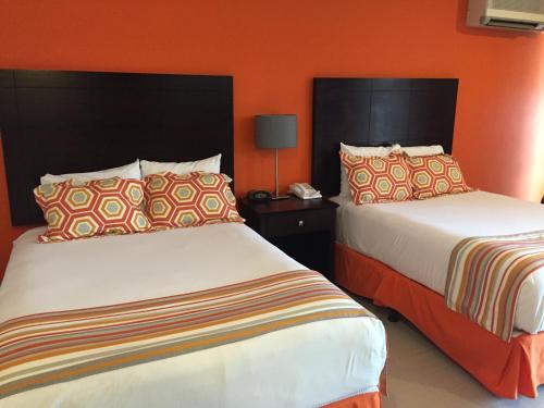 Een bed of bedden in een kamer bij Talk of the Town Beach Hotel & Beach Club by GH Hoteles