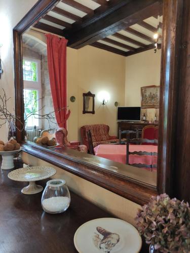 Cette chambre comprend un grand miroir. dans l'établissement Gîte Mathurine, à Le Boupère