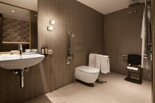 a bathroom with a toilet and a sink at Áurea Palacio de Correos by Eurostars Hotel Company in Logroño