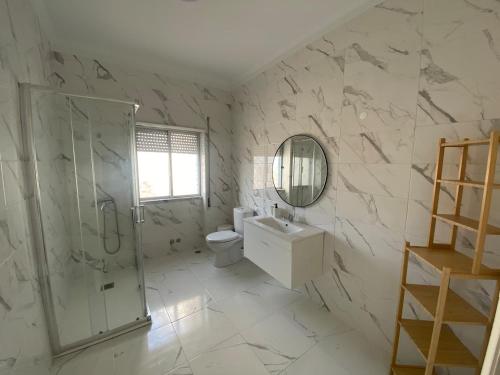 La salle de bains est pourvue d'une douche, de toilettes et d'un lavabo. dans l'établissement Zulla House, à Nazaré