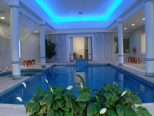 una gran piscina con techo azul en San Isidro en Villa Carlos Paz